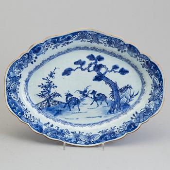 A Chinese blue and white export porcelain platter, Qing dynasty, Qianlong (1736-95).