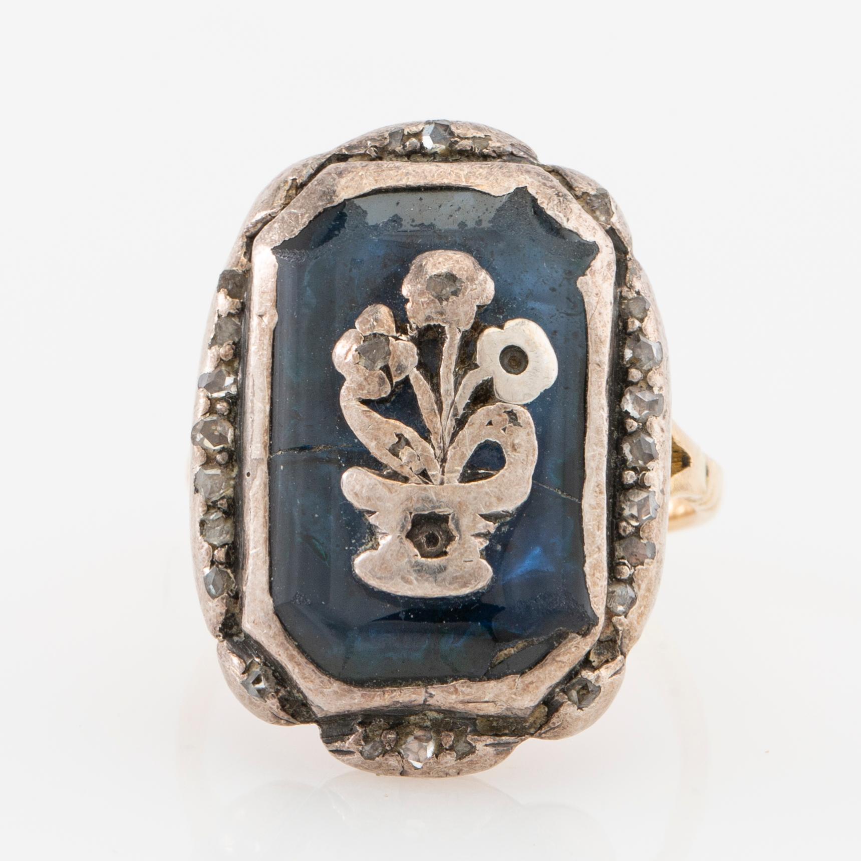 Ring in gold and silver set with rose-cut diamonds and glass, circa 1800.