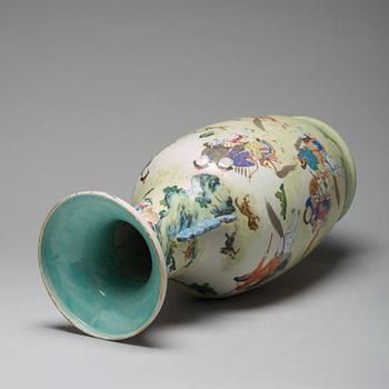 A large famille rose vase, Qing dynasty, 19th century.