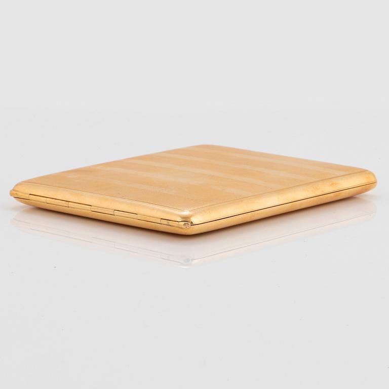 An 18K gold cigarette case.
