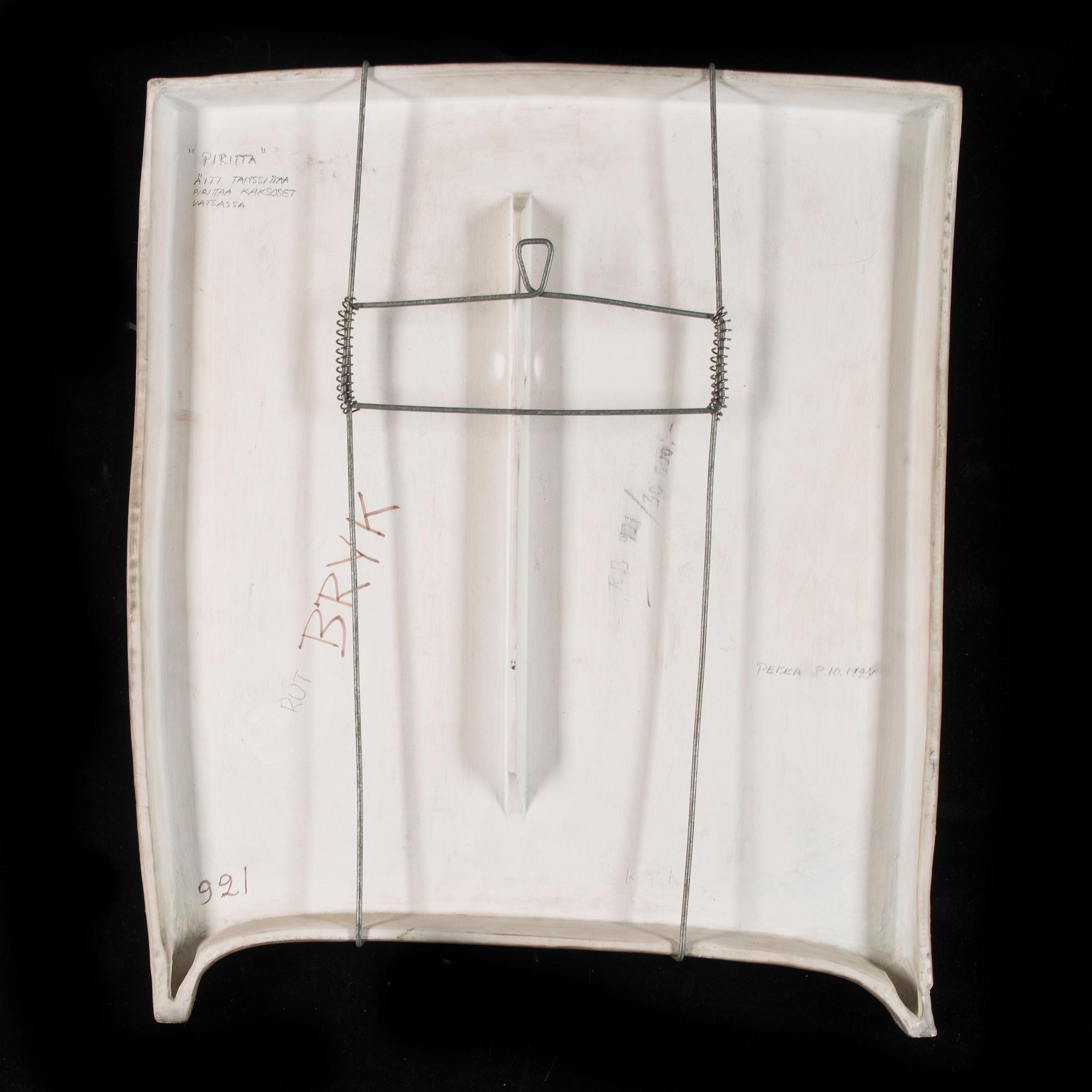 RUT BRYK, KERAMIKRELIEF. Piritta. Sign. Bryk. Arabia, 1954.