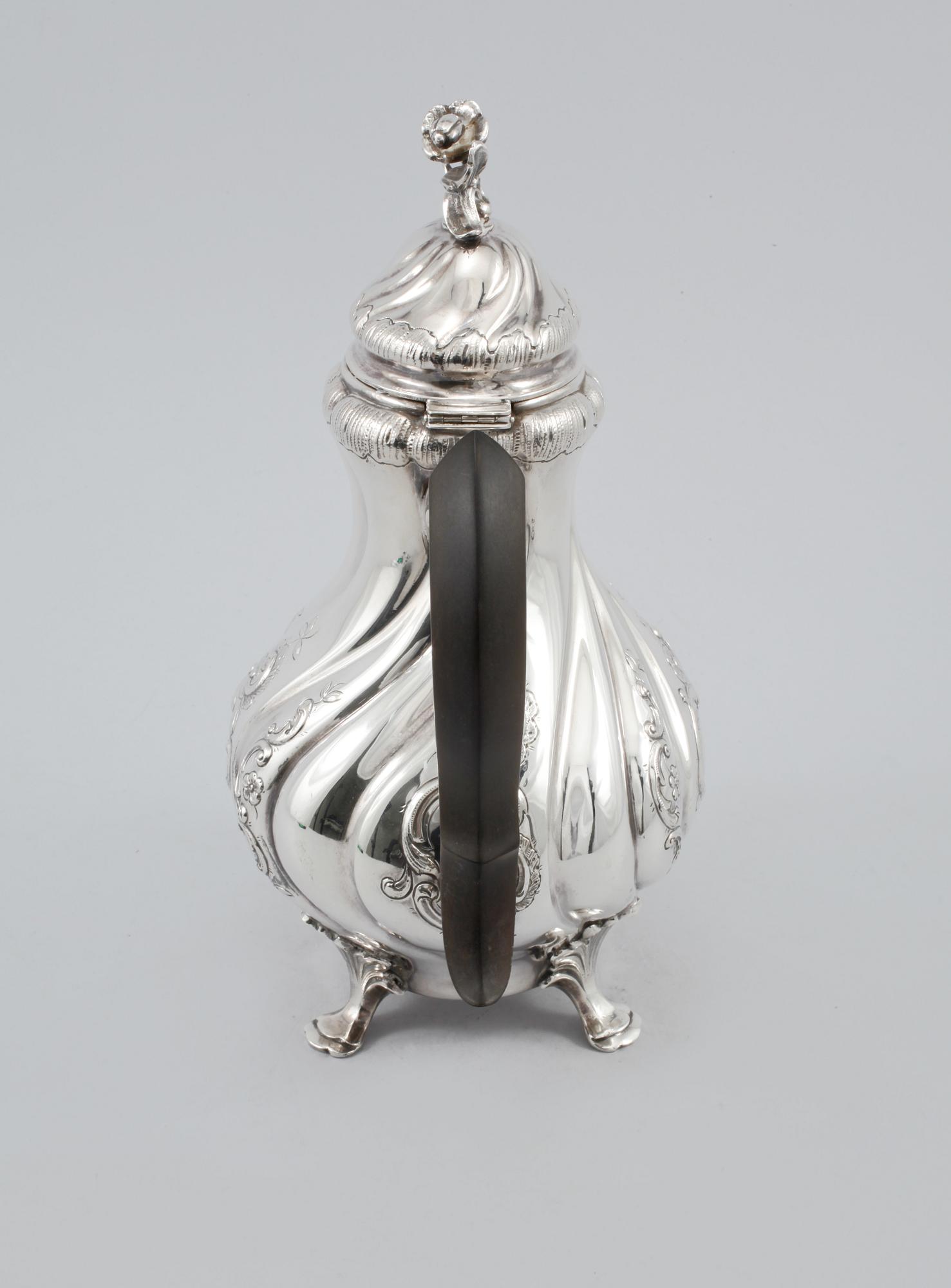 KAFFEKANNA, silver, rokokostil, C G Hallberg, Stockholm, 1942, vikt 751 gram.