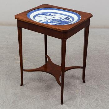 A blue and white serving dish, Qing dynasty, Qianlong (1736-95).