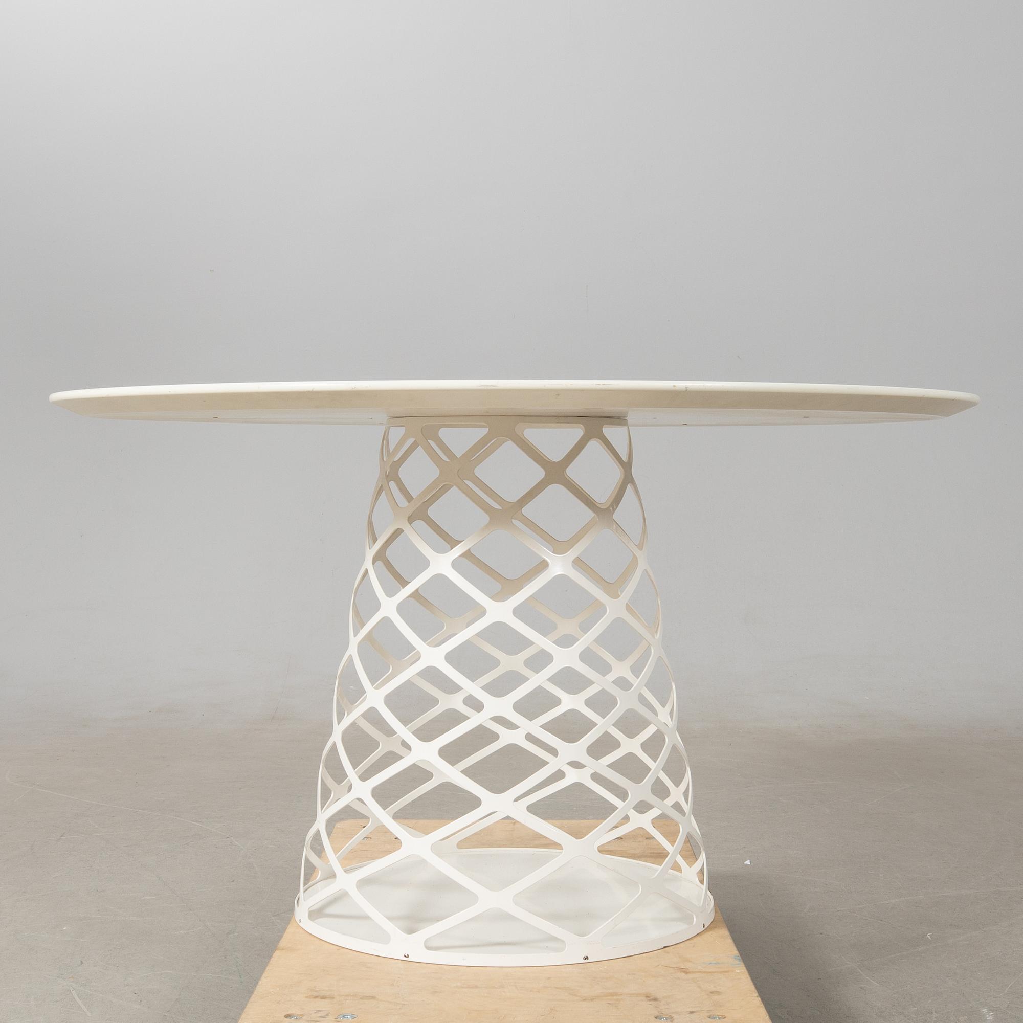 Paul Leroy matbord "Aoyama" för Gubi Danmark modern tillverkning.