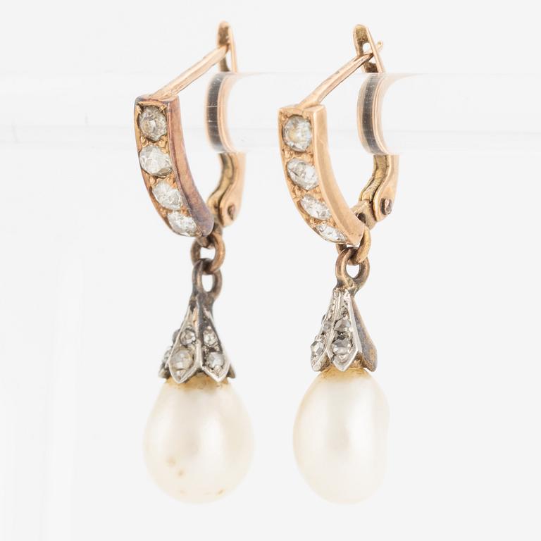 Earrings, gold a pair, with drop-shaped pearls and old-cut and rose-cut diamonds.