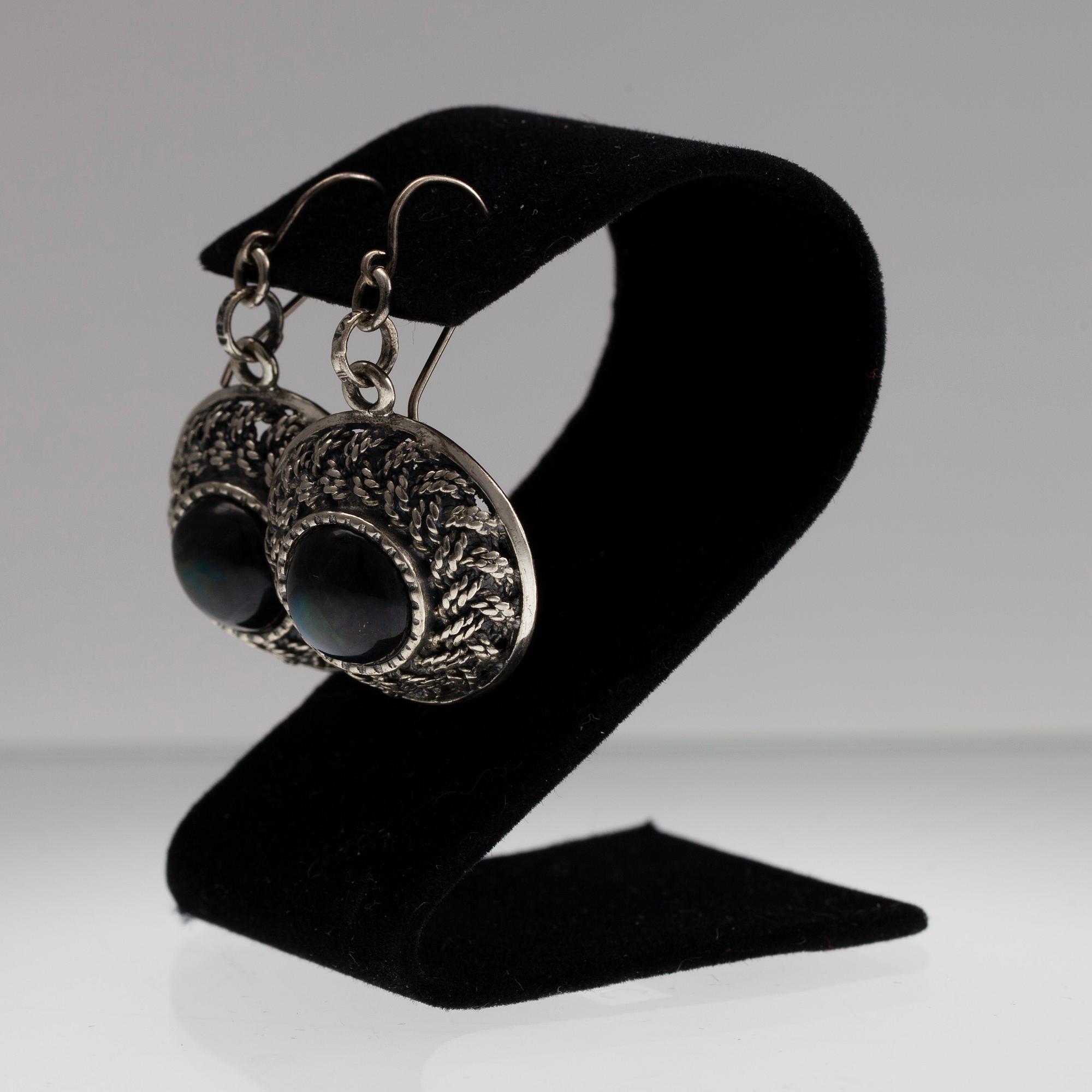 ARMSMYCKE, RING, ÖRHÄNGEN, silver, cabochonslipade spektroliter. Pentti Sarpaneva, Turun Hopea 1975.