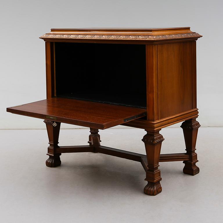 SERVERINGSSKÅP, Carl Johanssons Möbleringsaffär, Stockholm, 1900-talets första hälft.