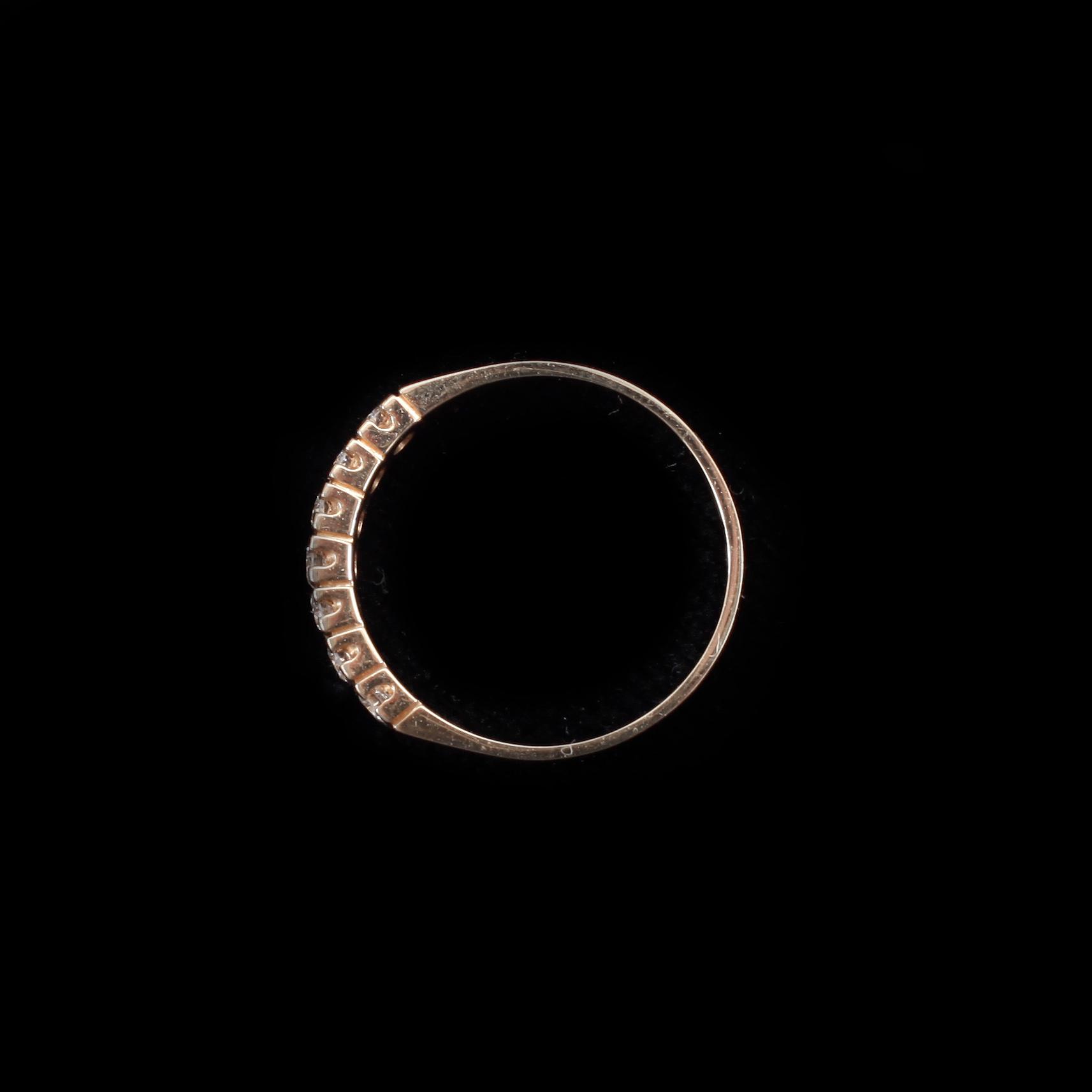 RING, 18k guld med 7 briljantslipade diamanter tot ca0,28ct. Vikt 2,6g.