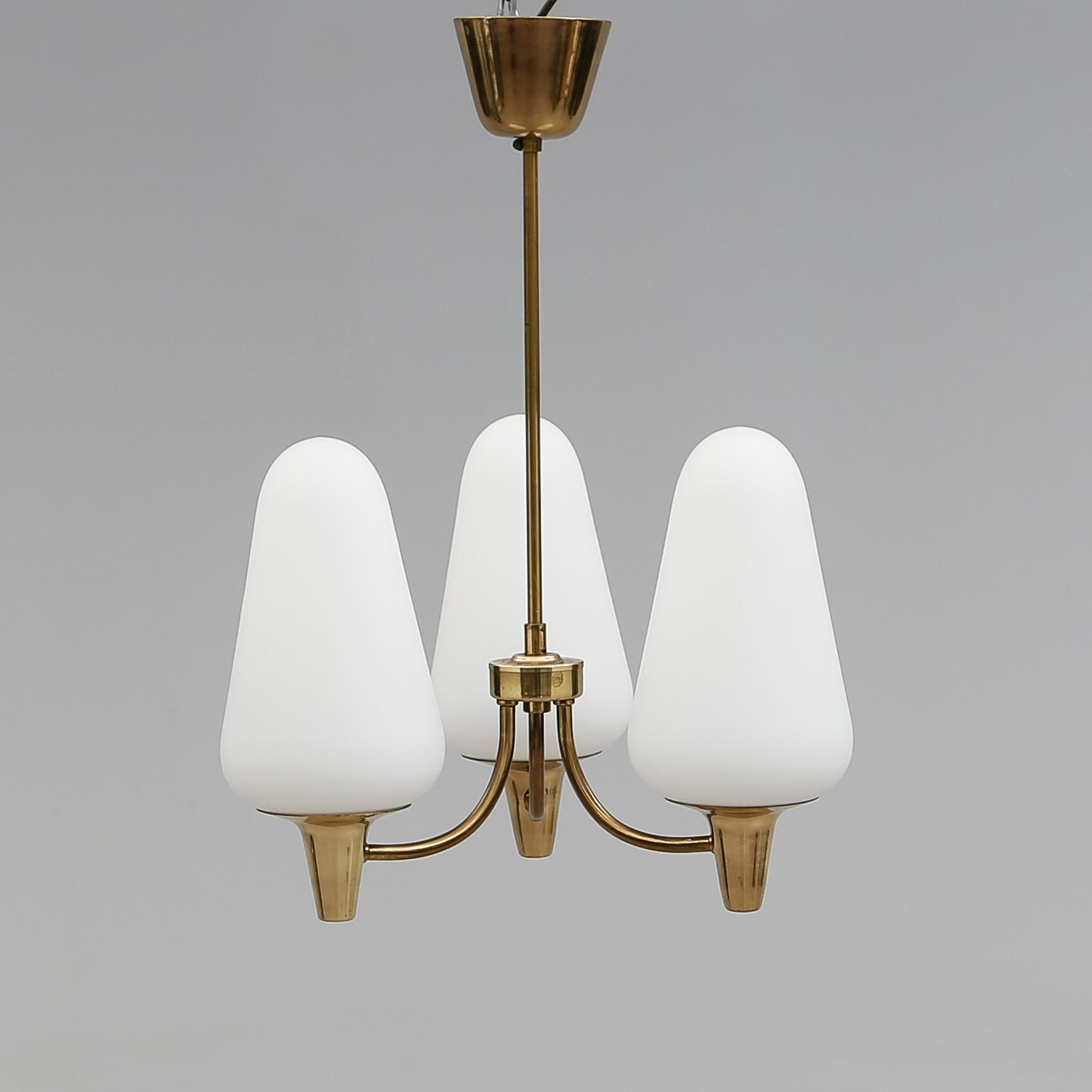 TAKLAMPA, 1900-talets första hälft. Höjd 55 cm.