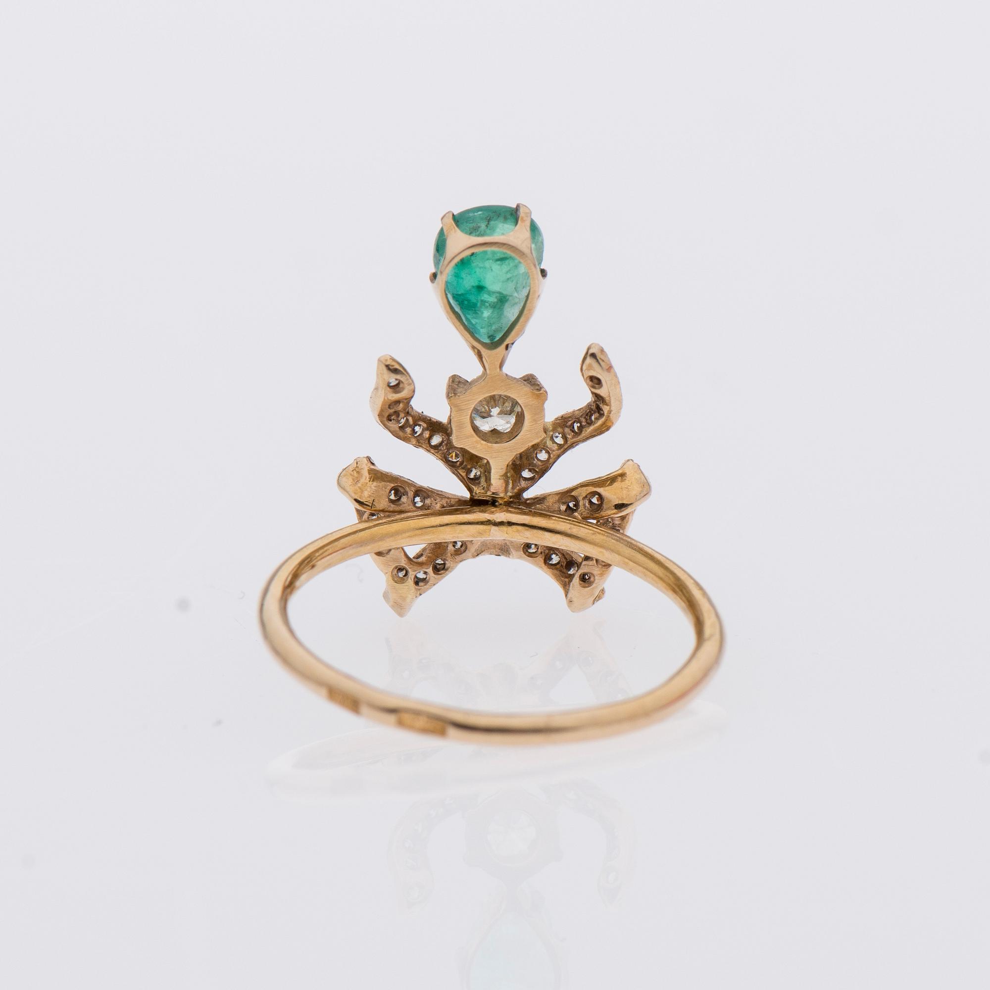 RING, smaragd, briljantslipade diamanter, 18K guld. Sovjetunionen.