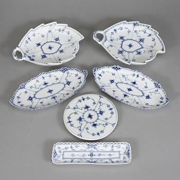 SERVISDELAR, 13 st. "Musselmalet", Royal Copenhagen. Modell "Helblond" och "Halvblond". 1800-talets mitt-1900-tal.