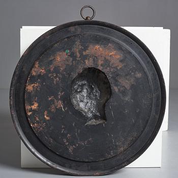 PORTRÄTTMEDALJONG, av metall, föreställande Anna Johanna Grill, efter Sergel, 1800-talets mitt.
