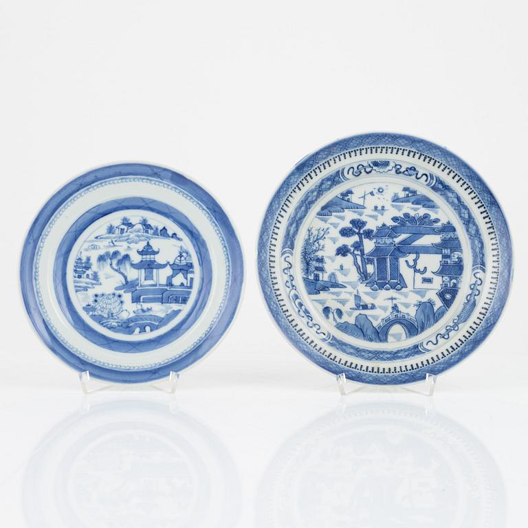 A set of six Chinese blue and white tea cups with saucers and nine plates, Qing dynasty, 19/20th century.