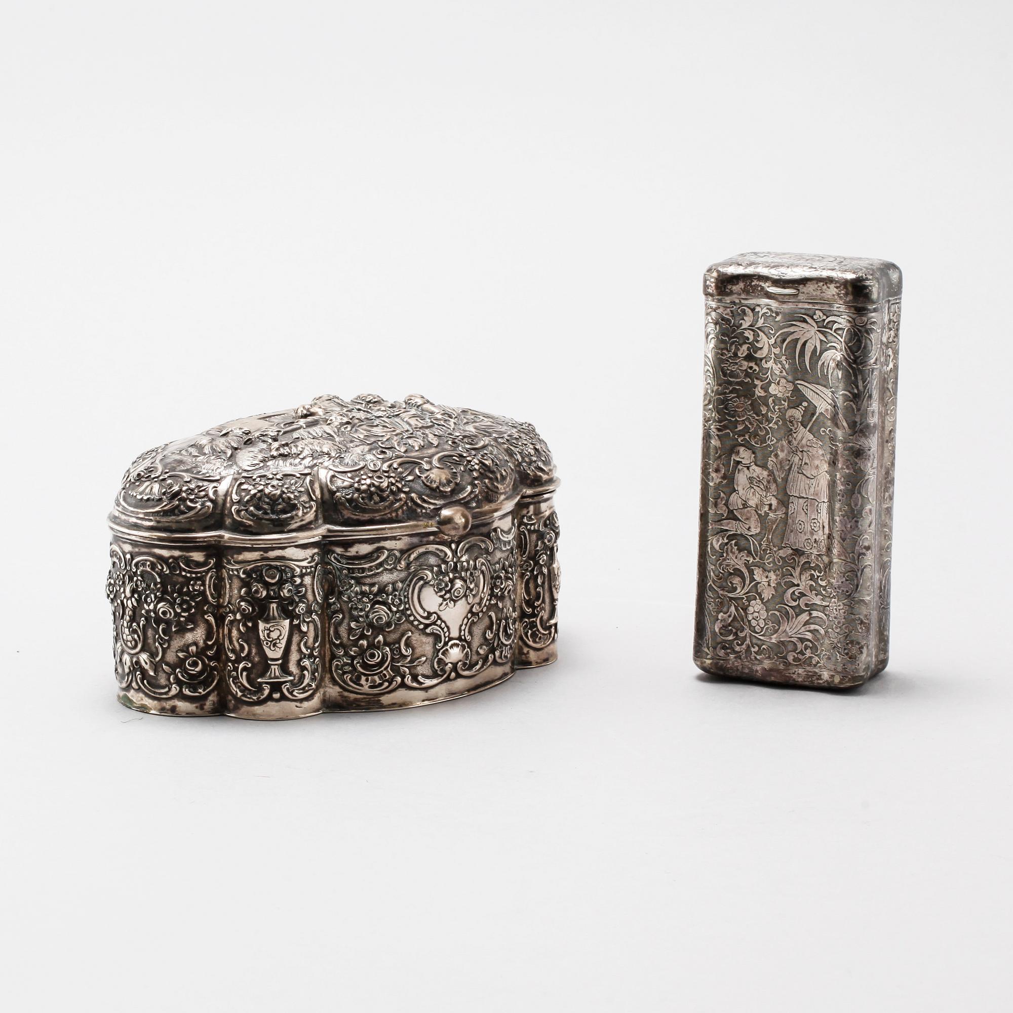 Two silver and low grade silver boxes, first half of the 20th century. Total weight 490 g.