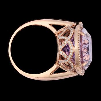 RING, oval fasettslipad kunzit, 30.95 ct, och briljantslipade diamanter, tot. 1.12 ct.