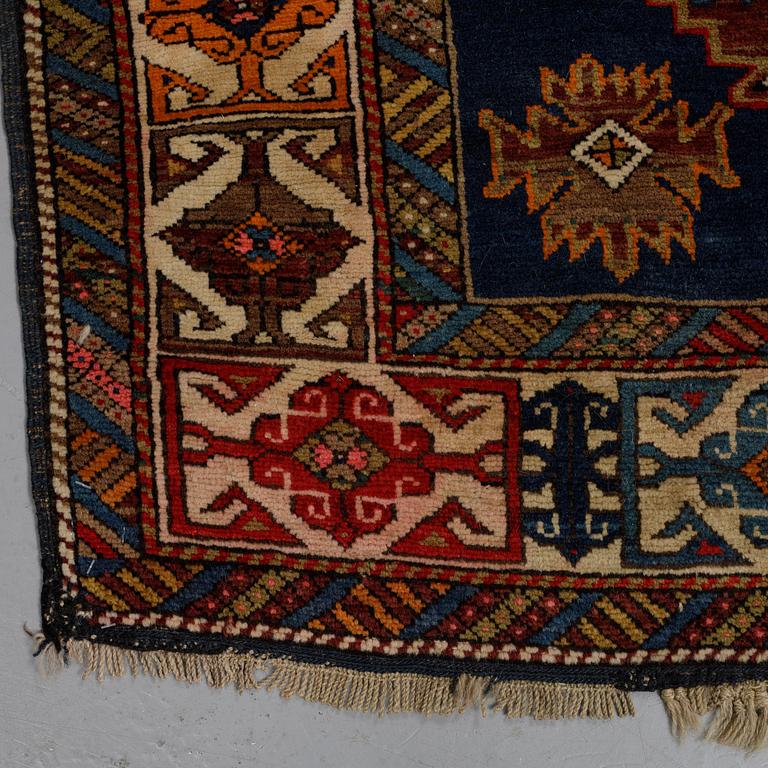 A rug, a semi-antique Shirvan, ca 196,5-201,5 x 117-122 cm.