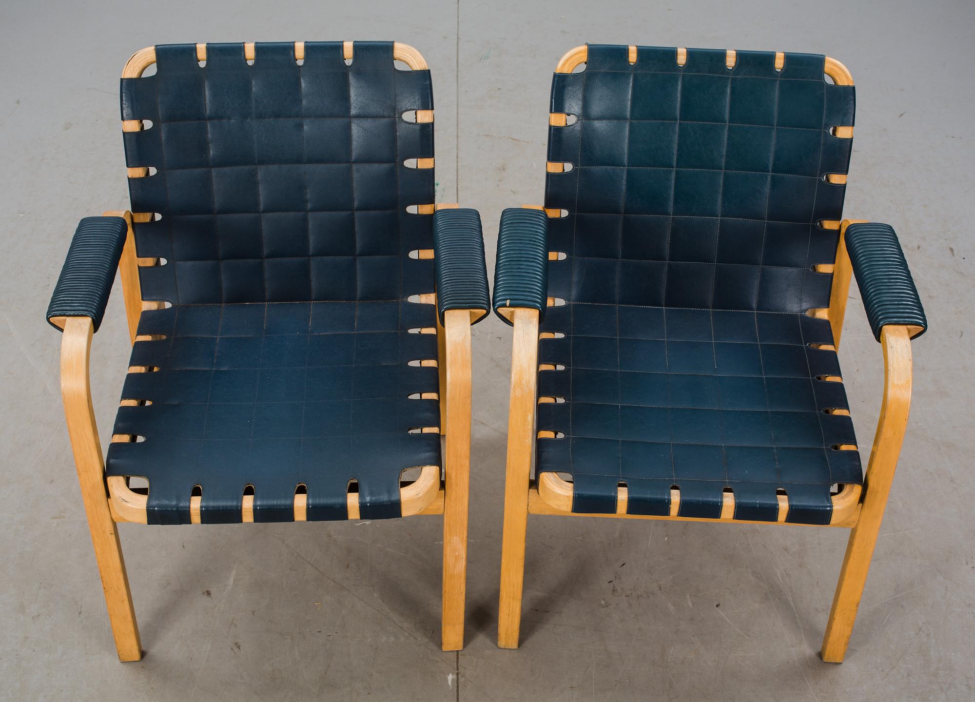 KARMSTOLAR, ett par. Alvar Aalto, modell E45.