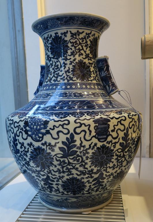 A large blue and white vase, late Qing dynasty (1644-1912).