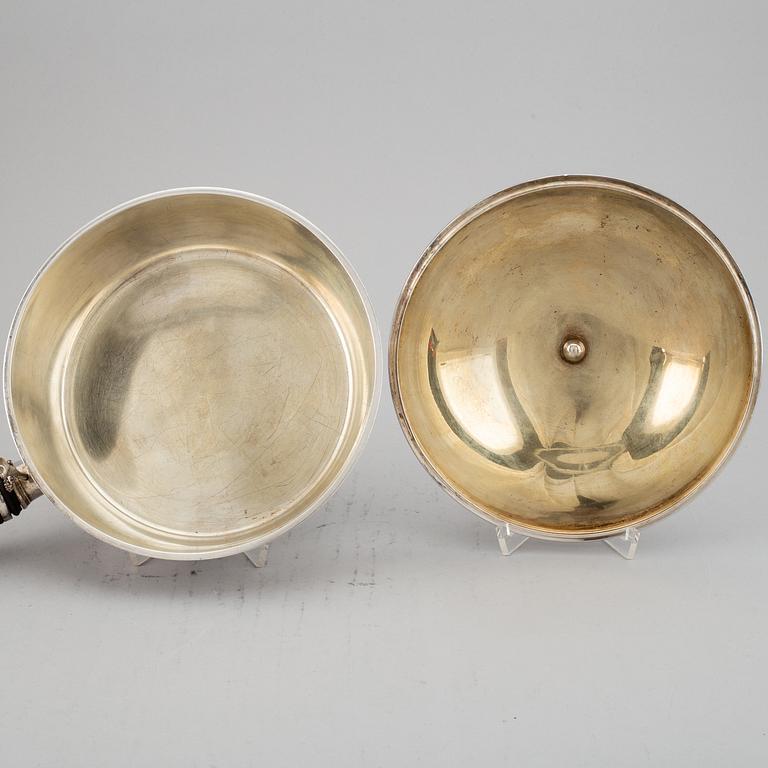 CF Carlman, karott med lock, silver, Stockholm 1915. Gustaviansk-stil.