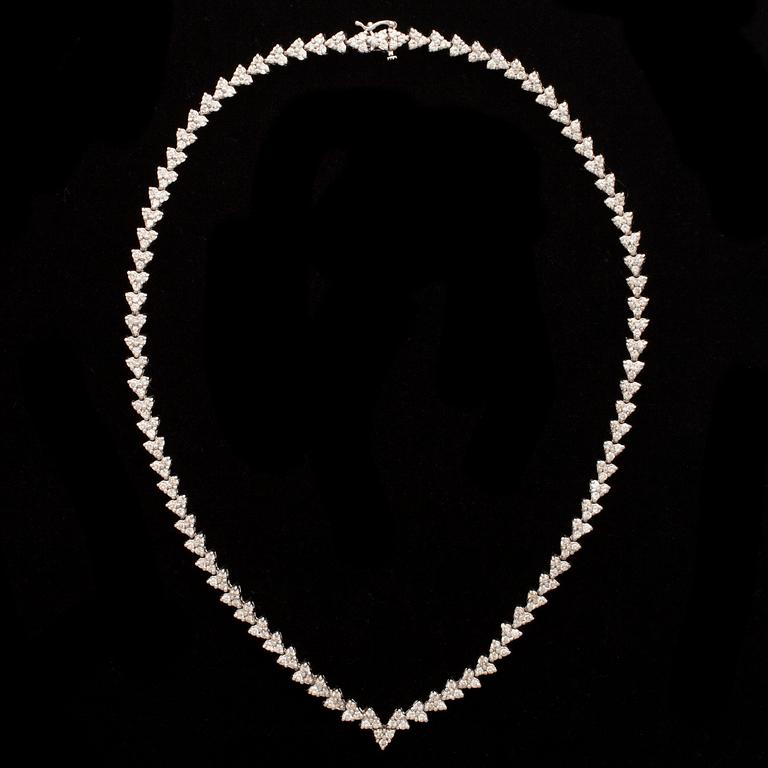 COLLIER, 14K vitguld, briljantslipade diamanter 267 st. Vikt 51,77 g. 2000-tal.