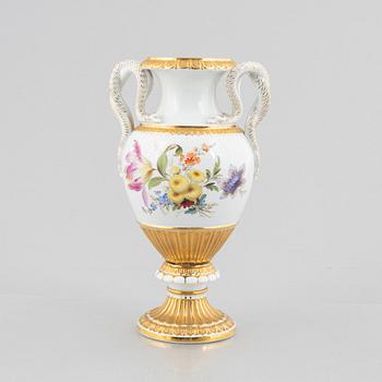 A porcelain urn, Meissen, mid 19th century.