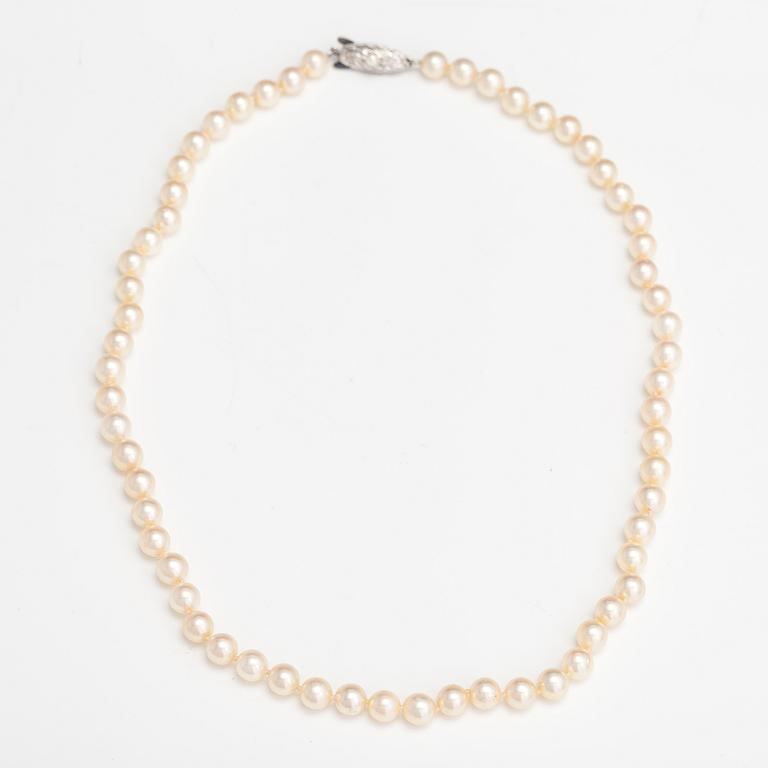 Helminauha, viljellyt helmet, metallilukko.