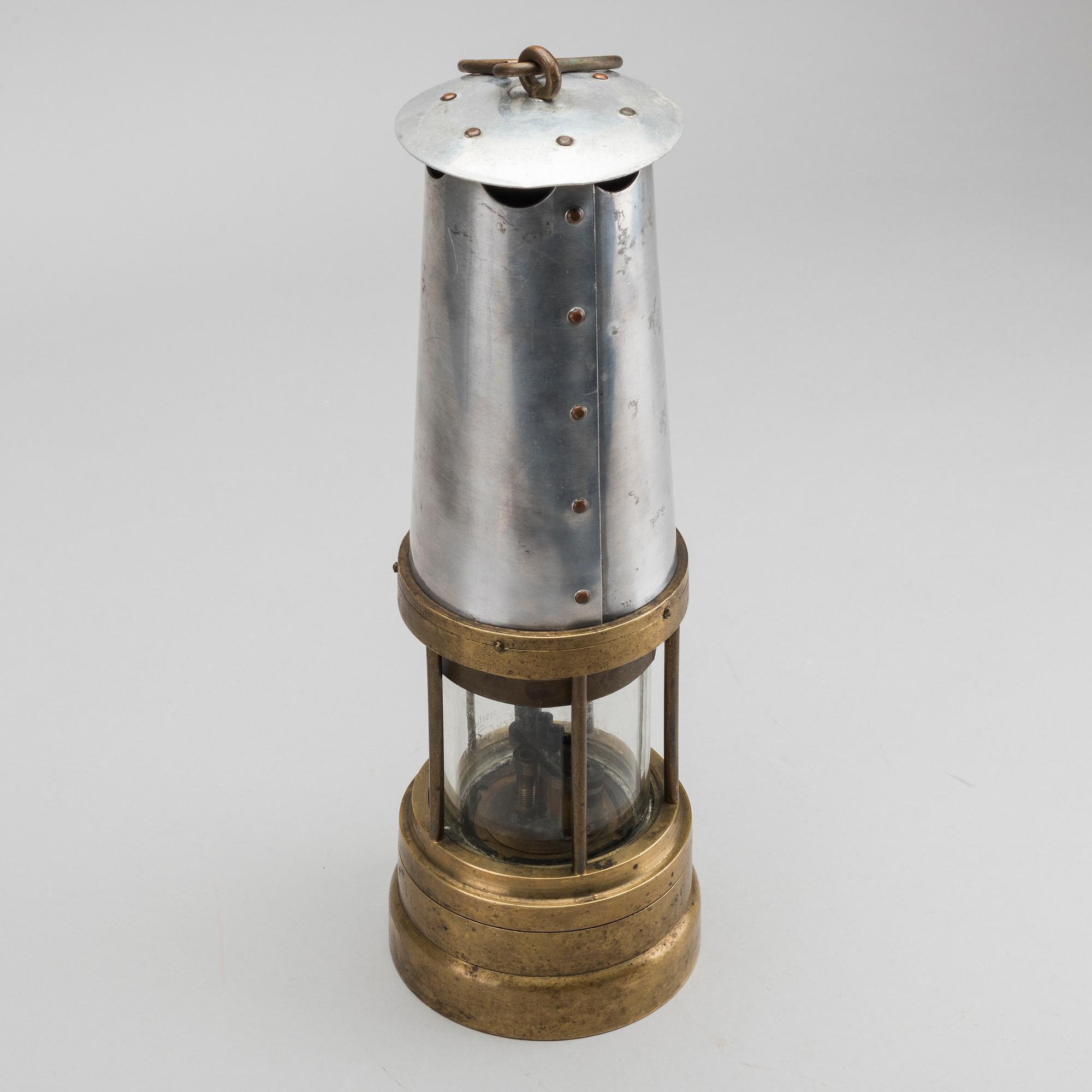 GRUVLYKTA/LAMPA. England 1900-talets mitt.