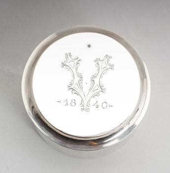 DOSA, silver, Johan Carlsson, Norrköping 1840. Vikt ca 106 gram.