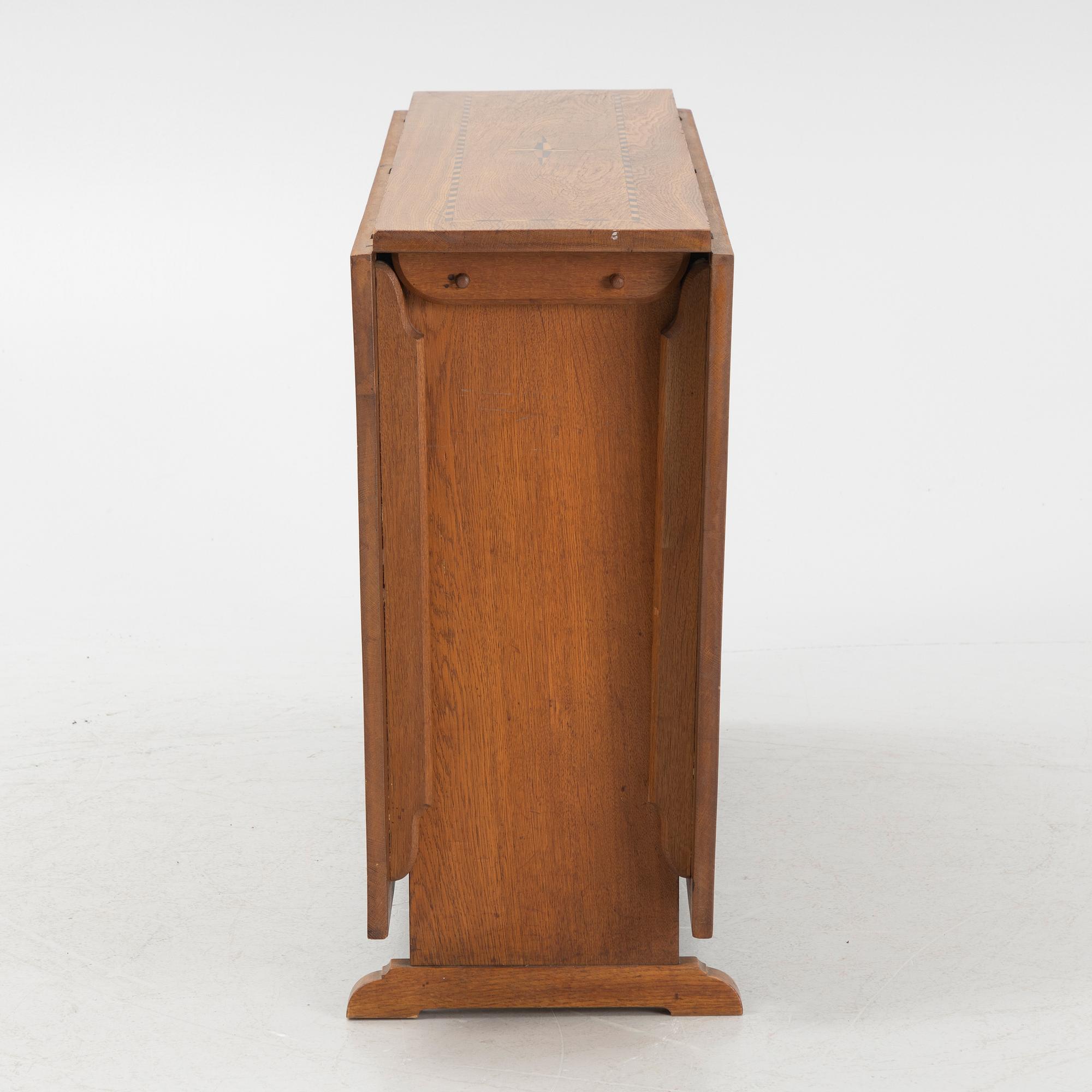 A gate-leg table, first half/mid 20th century.