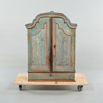 VÄGGSKÅP, rokoko, 1700-tal.