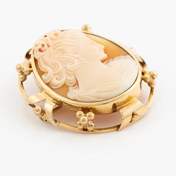 Brosch 18K guld med snäckskalscamé.