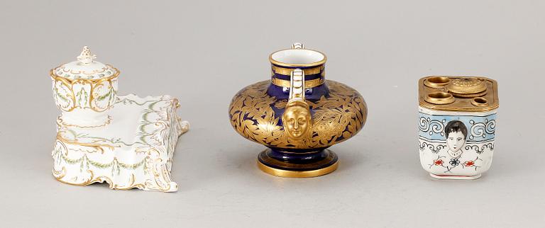 BLÄCKHORN 2 st SAMT VAS, porslin, bla Copeland. England resp Frankrike. 1900-talets första hälft.