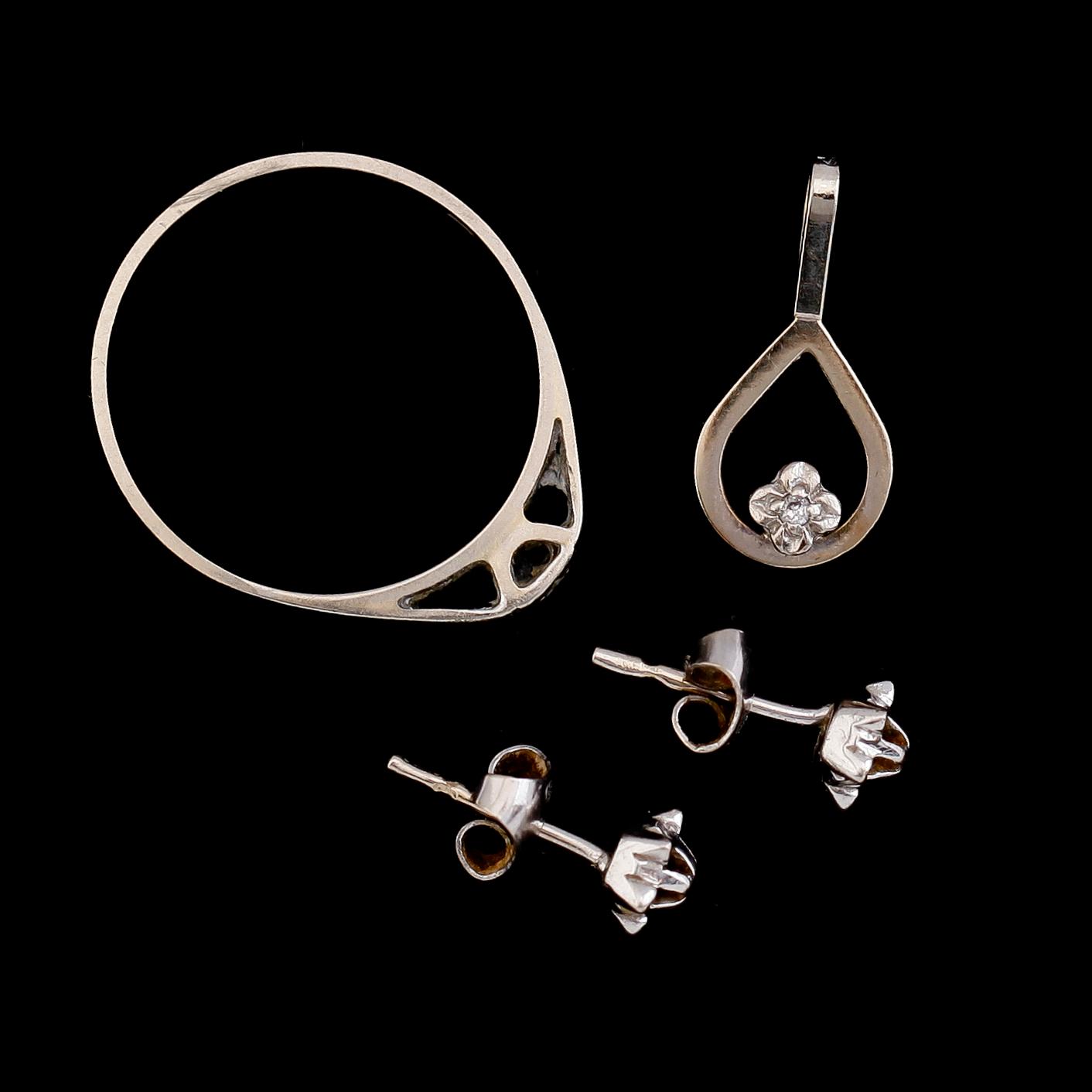 SMYCKEN, 3 delar, 18 k vitguld, briljantslipade diamanter. Total vikt ca 2,9 g.
