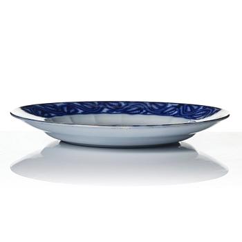 Wilhelm Kåge, mattallrikar samt fat, 16 delar, flintgods och porslin, "Fågel Blå", Gustavsberg, i produktion 1932-33.