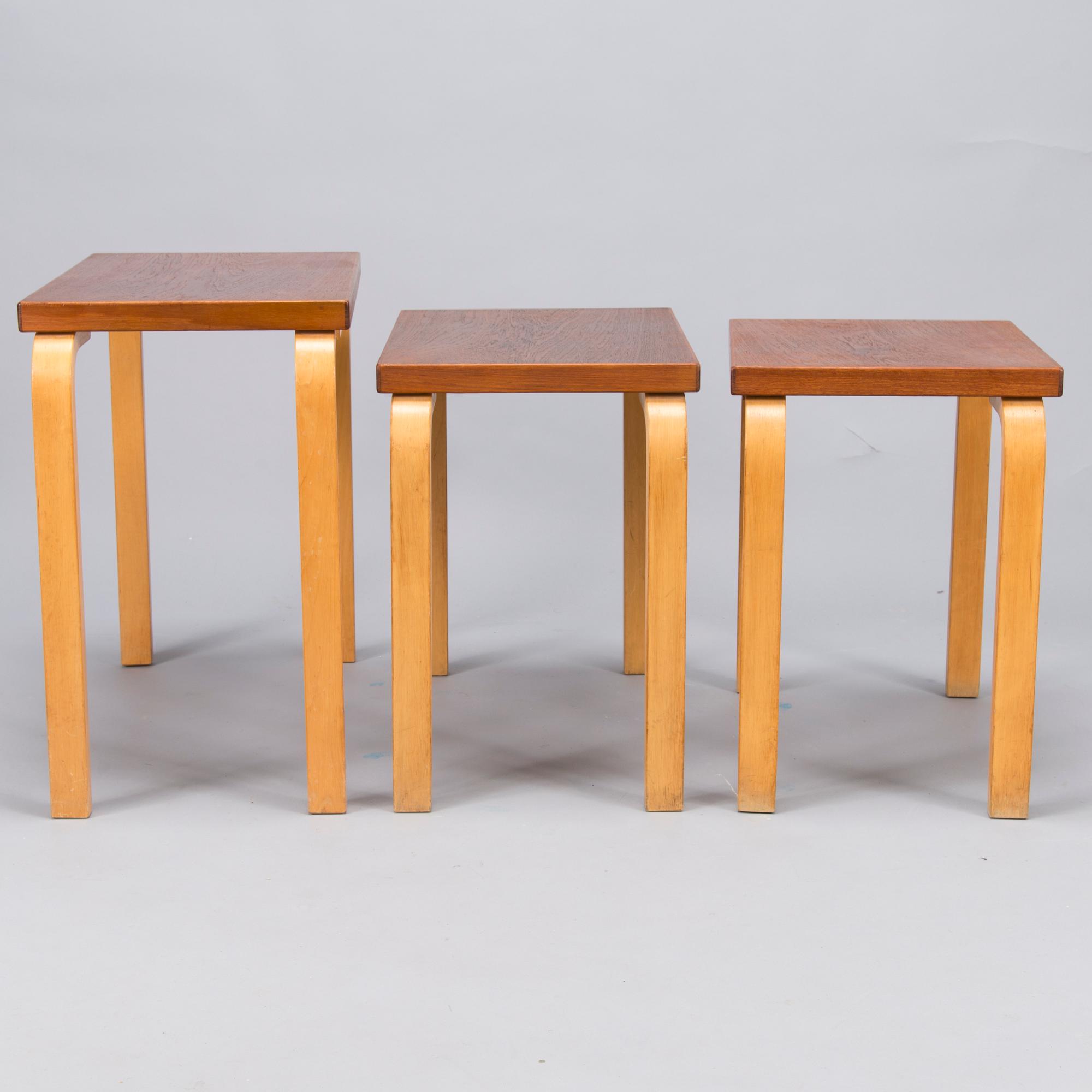 ALVAR AALTO, SARJAPÖYTÄ, 2 osaa,  88A ja 88B  ja SIVUPÖYTÄ, Artek, 1900-luvun puoliväli.