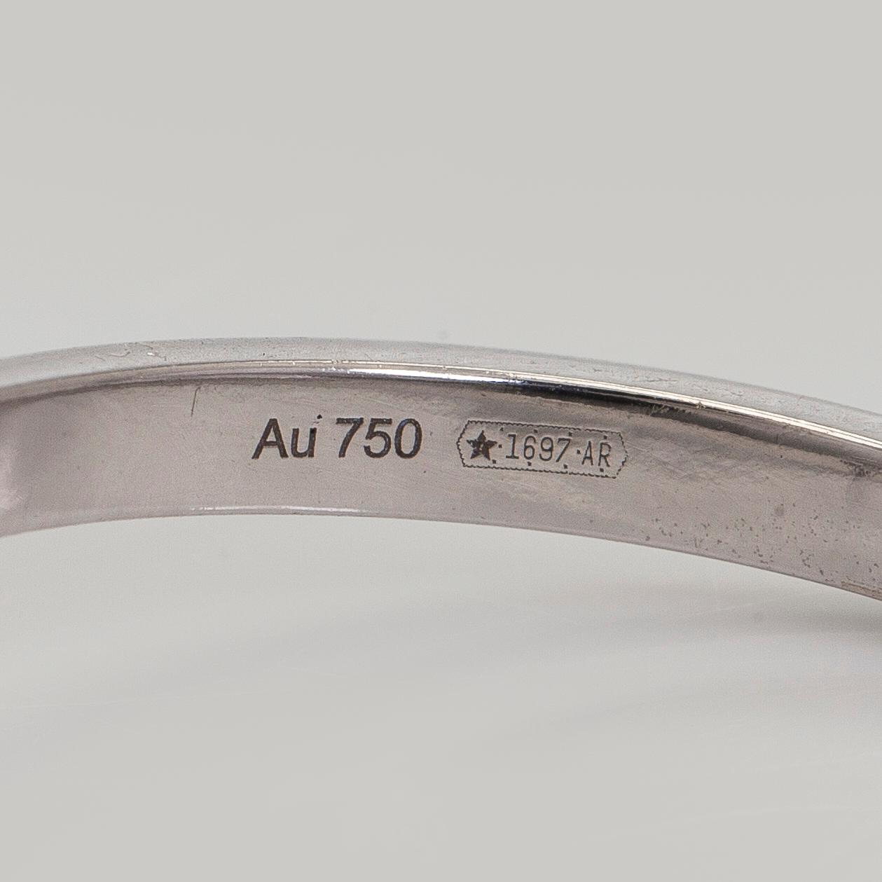Gucci, an 18K white gold 'GG Running' ring with diamonds.