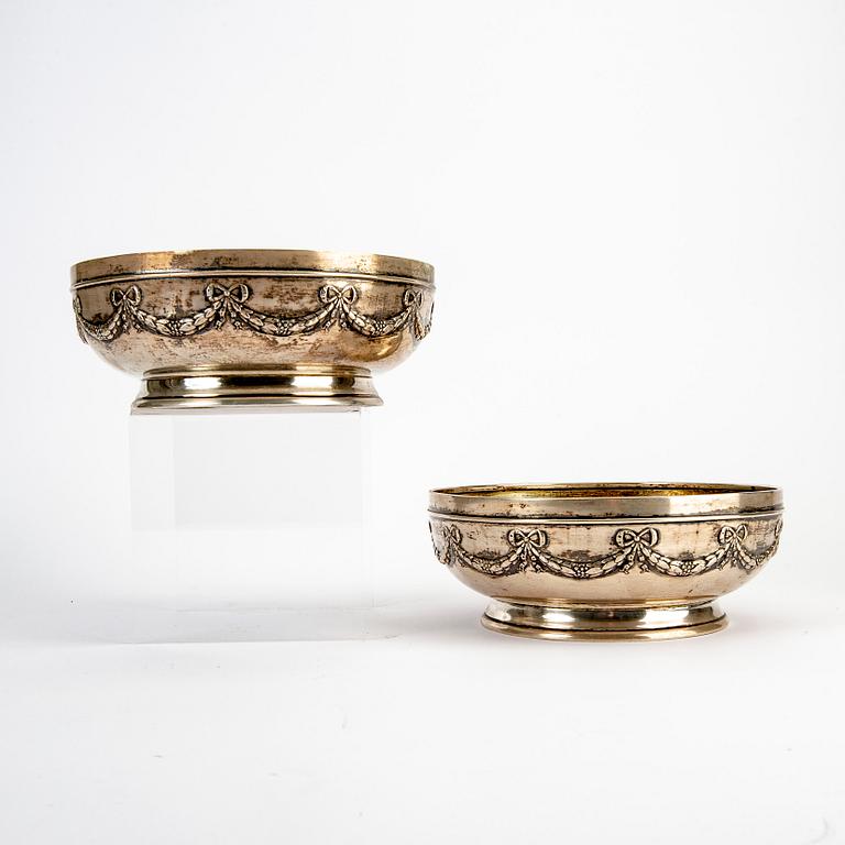 A Swedish 20th century set of 2 silver bowls mark of C.G.Hallberg Stockholm 1908, weight 850 gr, diam 20,5, height 8 cm.