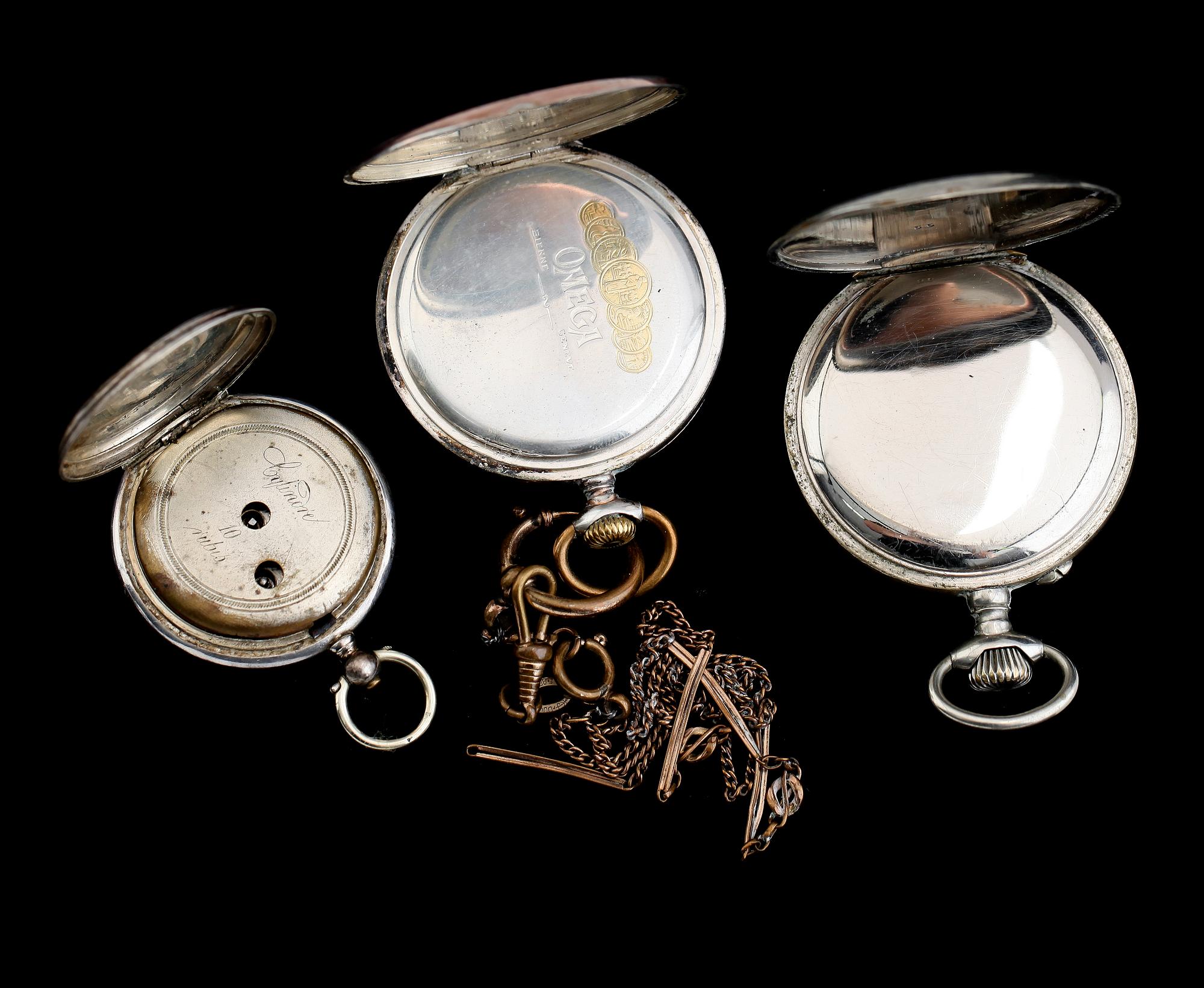 FICKUR, 3 st, bla silver och Omega, tidigt 1900-tal.