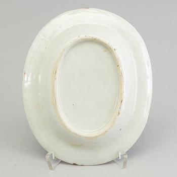 A large DISH and three Chinese export porcelain small plates, 18th-19th century.
