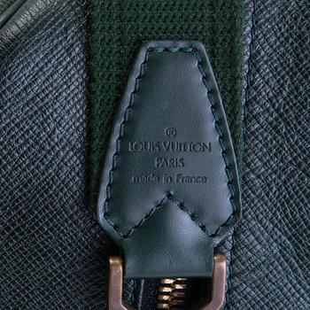 LOUIS VUITTON Green Taïga Kendall GM Travel bag.
