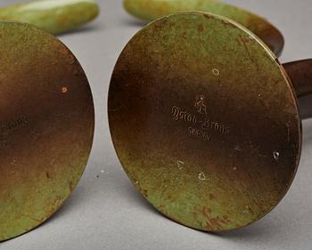 LJUSSTAKAR, ett par, grönpatinerad brons, Ystad-Metall, "Liljan", Ivar Ålenius Björk.