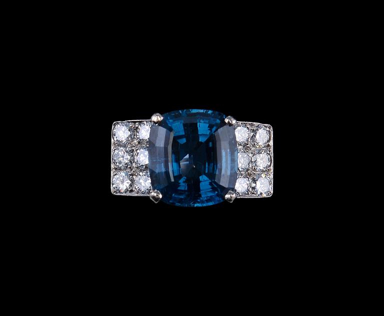 A RING, topaz c. 10 ct. brilliant cut diamonds c. 1,5 ct. Platinum. Weight 12,5 g.