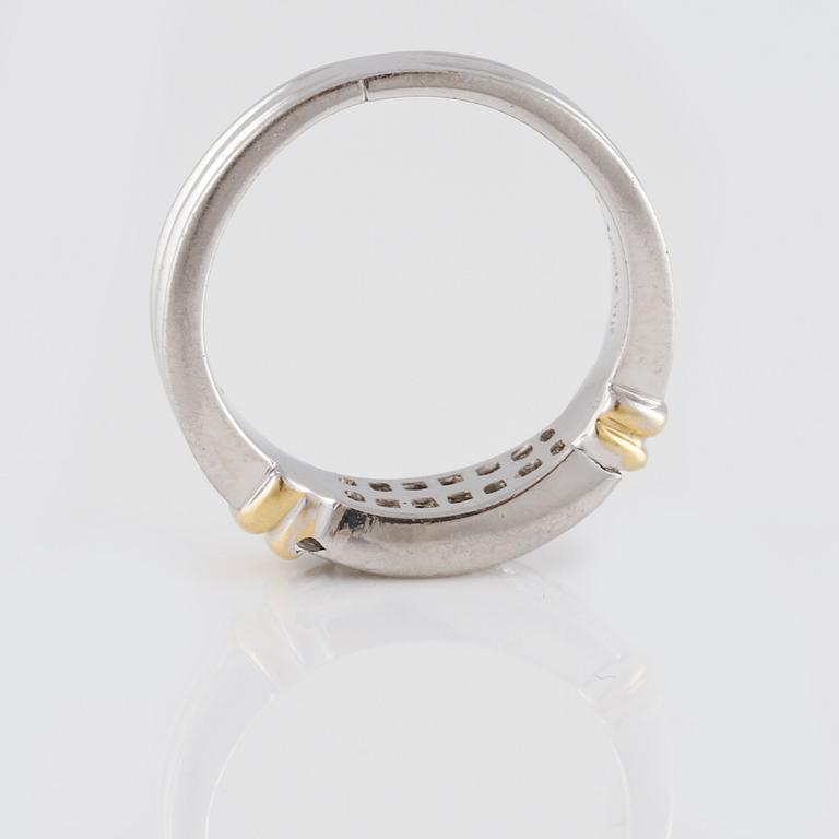 RING, 18K guld och platina med prinsesslipade diamanter ca 1.00 ct. Vikt 7,9 gram.
