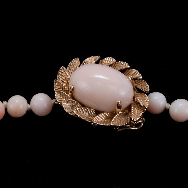 A NECKLACE, light coral 5,5 mm - 14,5 mm. Golden clasp.