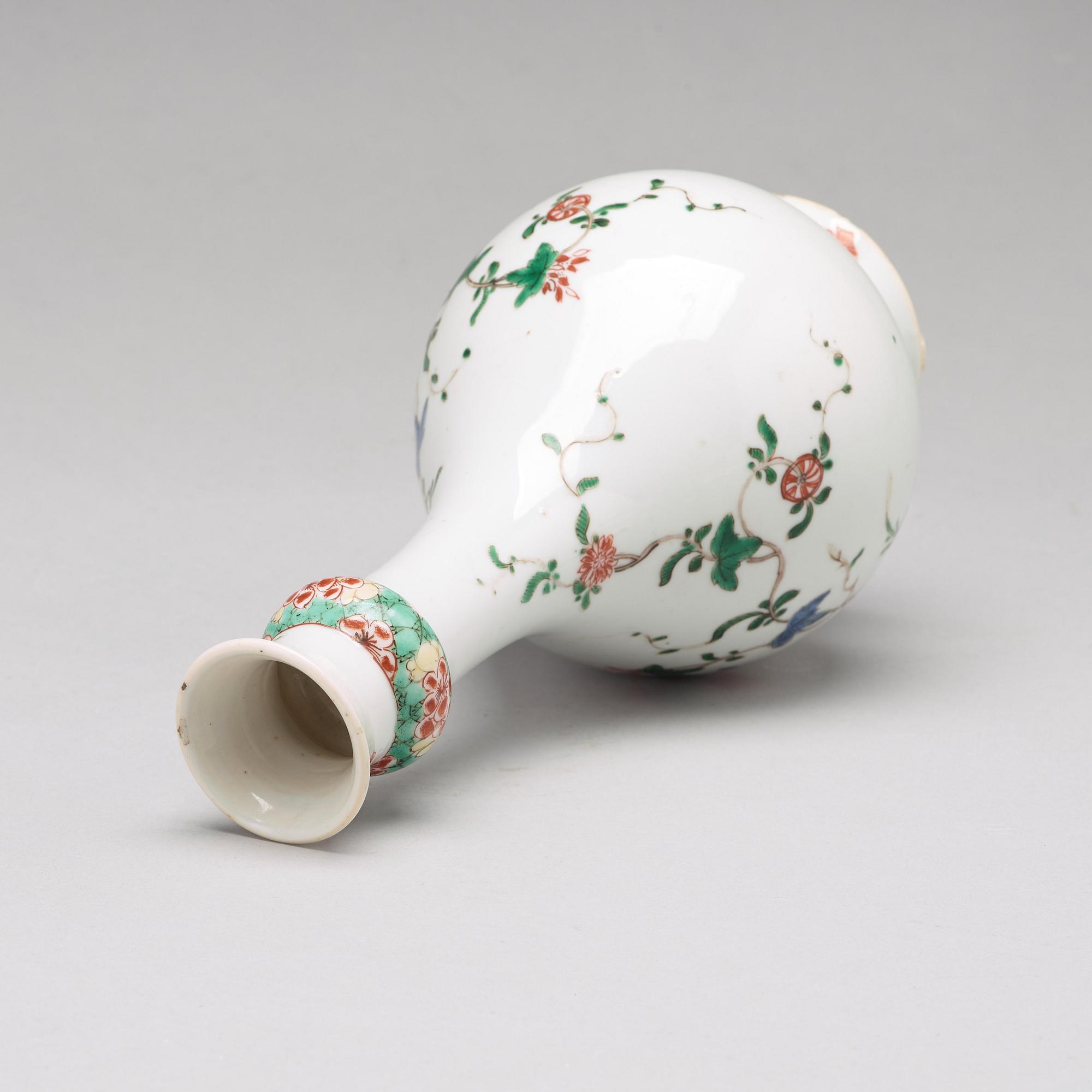 VAS, porslin. Qing dynastin, Kangxi (1662-1722).