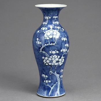 VAS, porslin, Kina. 1800/1900-tal.