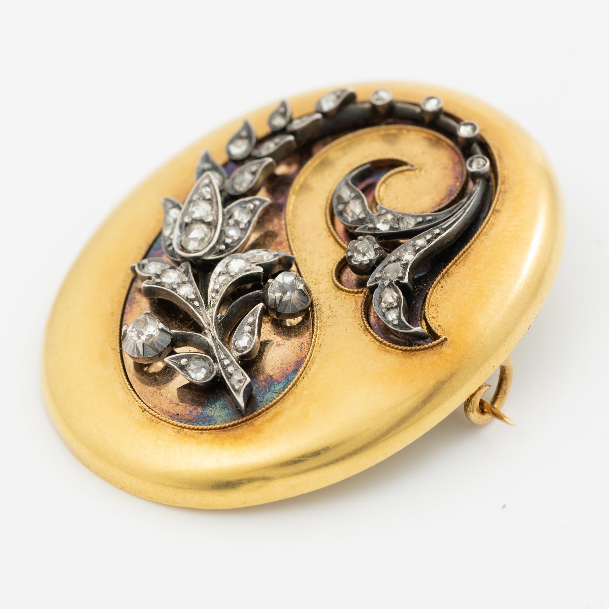 Brooch in silver and gold with rose-cut diamonds in the form of a plume, circa 1900.