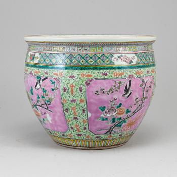 A famille rose pot, Qing dynasty, late 19th century.
