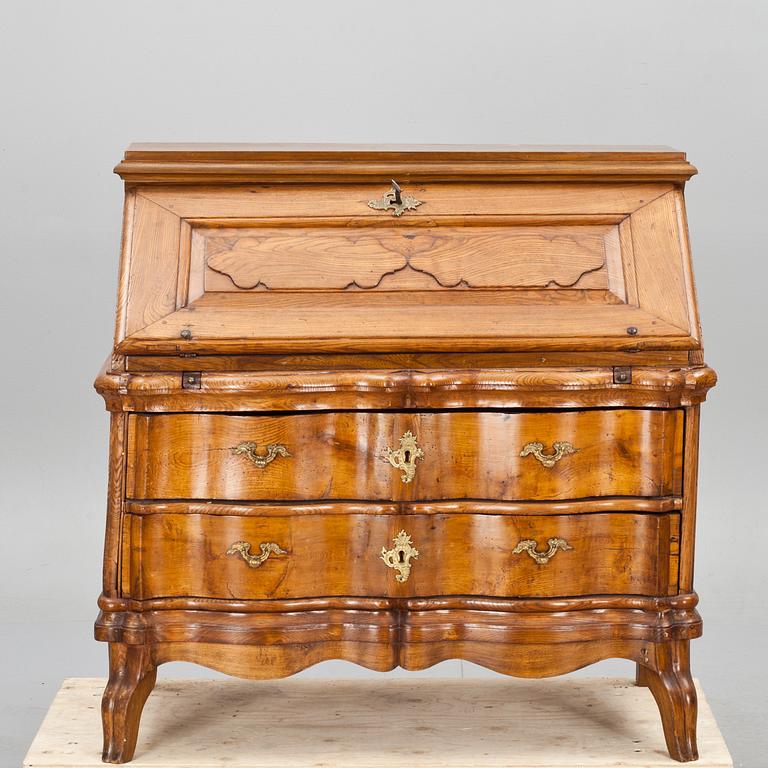SKRIVBYRÅ, senbarockstil, 1900-tal.