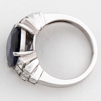 RING, med safir 7.49 ct och baguetteslipade diamanter.